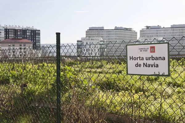 Vigo, İspanya - 19 Şubat 2020: Navia Mahallesi Şehir Bahçesi tabelası 19 Şubat 2020 Vigo Şehri, Pontevedra, İspanya.