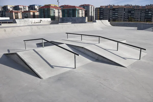 Sloped Metal Rails Grind Tricks Empty Concrete Skate Park — Stock Photo, Image