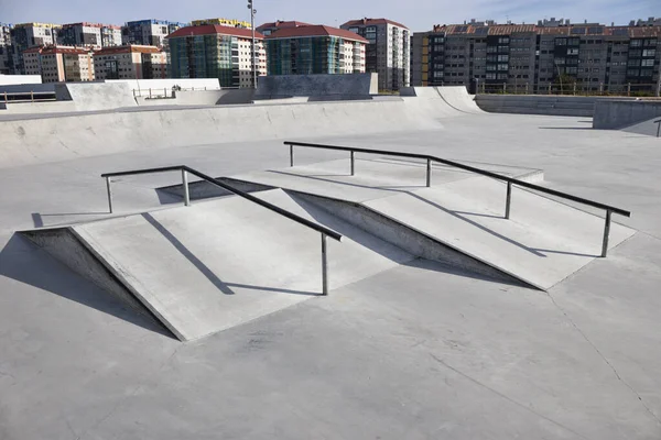 Sluttande Metallskenor För Sliptrick Tom Skatepark Betong — Stockfoto