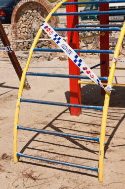 Cubelles - Barselona, İspanya - 5 Mayıs 2020: Coronavirus tecridi altındaki yerel polis tarafından 5 Mayıs 2020 tarihinde Cubelles, Barcelona, İspanya