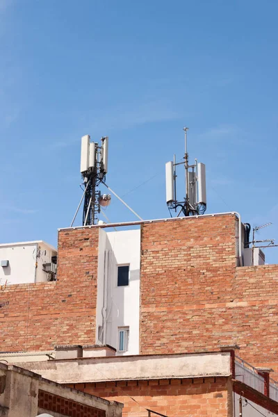 Telekommunikation Trådlösa Mobilantenner Taket Till Ett Bostadshus Höghastighetssändare För Internet — Stockfoto