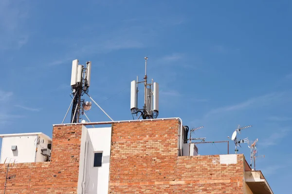 Távközlés Vezeték Nélküli Mobil Antennák Egy Lakóépület Tetején Nagysebességű Internetes — Stock Fotó