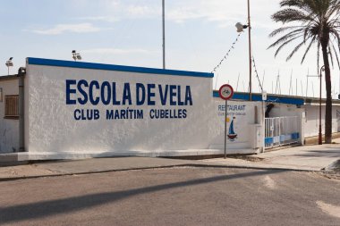 Cubelles - Barcelona, İspanya - 13 Aralık 2020: 13 Mar 2020 'de Cubelles, Barselona, İspanya' da Denizcilik Okulu ve restoran.