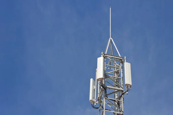 Telecomunicaciones Torre Antenas Teléfonos Móviles Inalámbricos Transmisores Internet Alta Velocidad —  Fotos de Stock