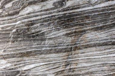 Bir yeraltı tuz madenindeki doğal, ham tuzun soyut gri dokusu.