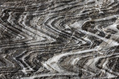 Bir yeraltı tuz madenindeki doğal, ham tuzun soyut gri dokusu.