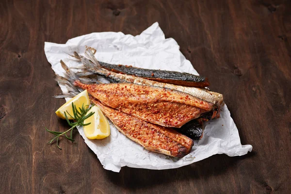 Baharat ile sıcak füme uskumru başı kesilmiş