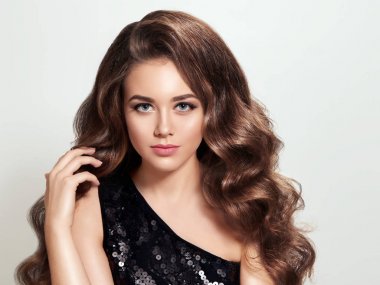 Güzel esmer kız parlak kıvırcık saçlı uzun ve hacim. S