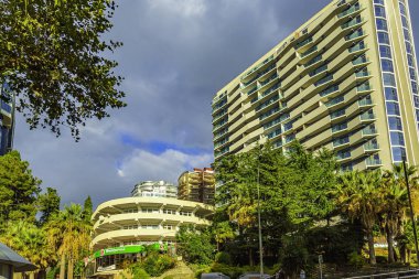 Soçi şehir sokakları yeşil alanlarla çevrili ve şehrin sakinleri ve misafirlerine serin ve temiz hava veriyor. Modern binalar şehrin dış yüzeyine sorunsuz uyum sağlıyor..