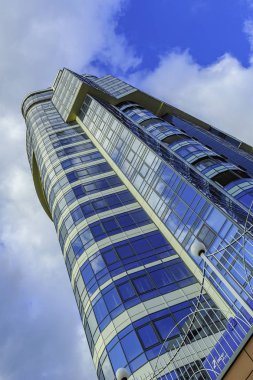 Soçi şehir sokakları yeşil alanlarla çevrili ve şehrin sakinleri ve misafirlerine serin ve temiz hava veriyor. Modern binalar şehrin dış yüzeyine sorunsuz uyum sağlıyor..