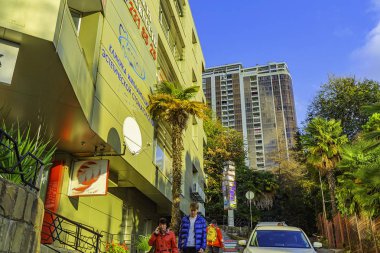 Soçi şehir sokakları yeşil alanlarla çevrili ve şehrin sakinleri ve misafirlerine serin ve temiz hava veriyor. Modern binalar şehrin dış yüzeyine sorunsuz uyum sağlıyor..