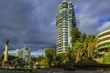 Soçi şehir sokakları yeşil alanlarla çevrili ve şehrin sakinleri ve misafirlerine serin ve temiz hava veriyor. Modern binalar şehrin dış yüzeyine sorunsuz uyum sağlıyor..