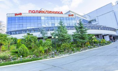 Soçi şehir sokakları yeşil alanlarla çevrili ve şehrin sakinleri ve misafirlerine serin ve temiz hava veriyor. Modern binalar şehrin dış yüzeyine sorunsuz uyum sağlıyor..