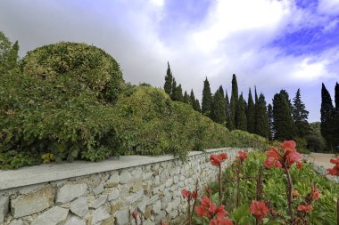 Nikita Park, tuhaf şekilleri, yolları, taş ve bambu çitleri olan her zaman yeşil ağaçlarıyla dünyanın harikası..