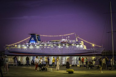 Prens Vladimir yolcu gemisi Yalta limanında gece gökyüzüne karşı parlak ışıklarla,