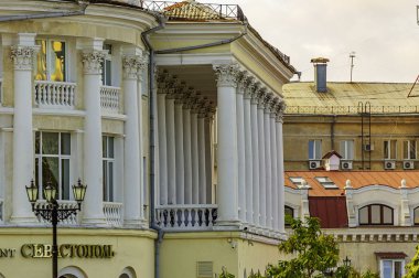 Sivastopol sehpasında sütunlu güzel bir bina şehrin dekorasyonu haline geldi.