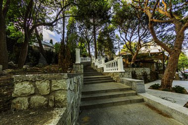  Geniş taştan merdiven ve büyük bir korkuluk Park için bir süs haline geldi..