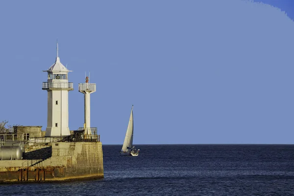 Vit Fyr Det Svarta Havet Segelbåt Lämnar Bukten Till Havet — Stockfoto