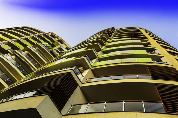 Высокие современные здания из стекла и бетона из стекла и бетона
