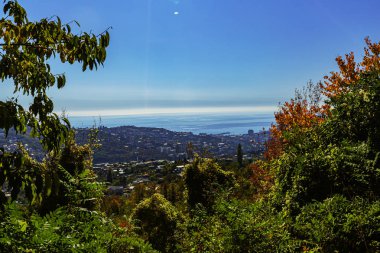 Kırım dağlarındaki parlak ve güzel doğa güzelliği ve renklerin isyanı karşısında büyülenir.