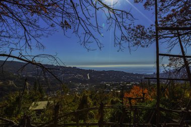 Kırım dağlarındaki parlak ve güzel doğa güzelliği ve renklerin isyanı karşısında büyülenir.