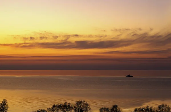 Słońce Tonie Morzu Szkarłatny Zachód Słońca Wypełnił Całe Niebo Morze — Zdjęcie stockowe