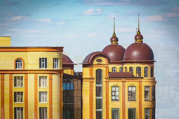 Bir otel ve restorana ev sahipliği yapan kubbeli çatısı olan ilginç, modern bir bina Omsk şehrinin bir süsü haline geldi..
