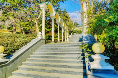 Büyük korkuluklu geniş bir taş merdiven park için bir süsleme haline geldi..