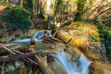 Dağ nehrinin temiz zümrüt suyu Wuchang su kayaların üzerinde yuvarlanıyor ve karşı konulmaz bir şekilde Karadeniz 'e dökülüyor.