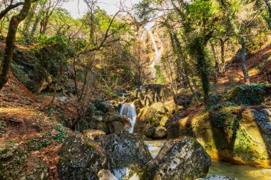 Dağ nehrinin temiz zümrüt suyu Wuchang su kayaların üzerinde yuvarlanıyor ve karşı konulmaz bir şekilde Karadeniz 'e dökülüyor.