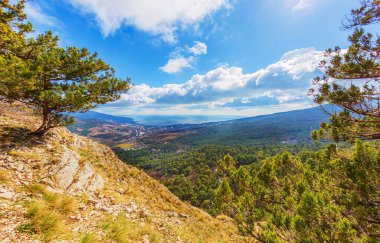 Yalta 'nın dağ manzarası, güzel kar beyazı bulutlar şehre ve Karadeniz' e gölge düşürüyor.
