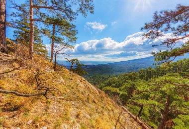 Yalta 'nın dağ manzarası, güzel kar beyazı bulutlar şehre ve Karadeniz' e gölge düşürüyor.