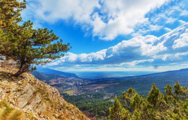 Yalta 'nın dağ manzarası, güzel kar beyazı bulutlar şehre ve Karadeniz' e gölge düşürüyor.