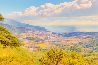 Yalta 'nın dağ manzarası, güzel kar beyazı bulutlar şehre ve Karadeniz' e gölge düşürüyor.