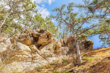 Botkin patikası Yalta 'dan geçerek Uchan-su nehrinin solundaki vadiden geçer. 390 metre yükseklikteki anonim şelaleyi geçince sarp kayalıklar ve kayalıklar boyunca