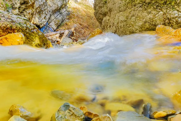 Agua Esmeralda Clara Del Río Montaña Wuchang Rueda Sobre Las — Foto de Stock