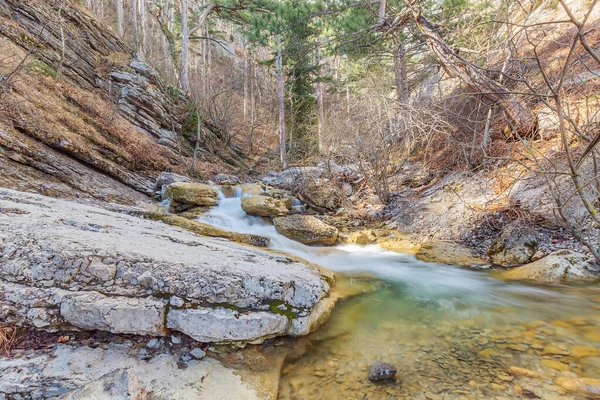 乌昌苏山江清澈的翡翠水翻滚在岩石上 势不可挡地冲向黑海 — 图库照片