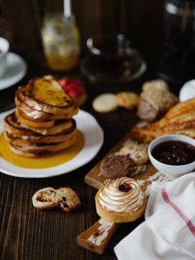 Kahvaltı Masası hamur işleri ile