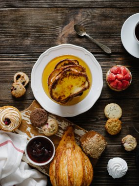 Kahvaltı Masası hamur işleri ile