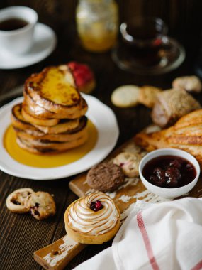 Kahvaltı Masası hamur işleri ile