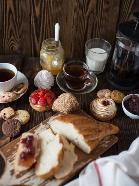 Kahvaltı Masası hamur işleri ile