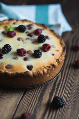 Ev yapımı tatlı frambuazlı pasta 