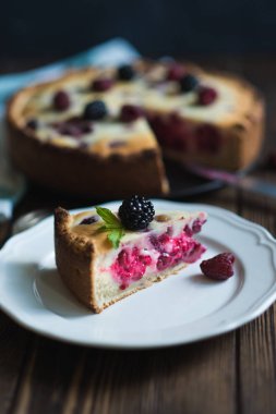 Ev yapımı tatlı frambuazlı pasta 