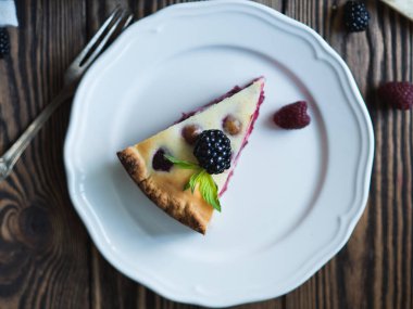 Ev yapımı tatlı frambuazlı pasta 