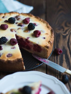 Ev yapımı tatlı frambuazlı pasta 