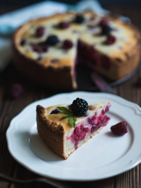 Ev yapımı tatlı frambuazlı pasta 