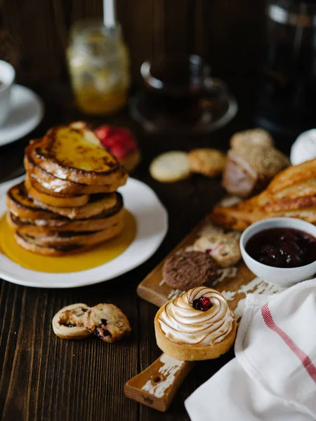 Kahvaltı Masası hamur işleri ile