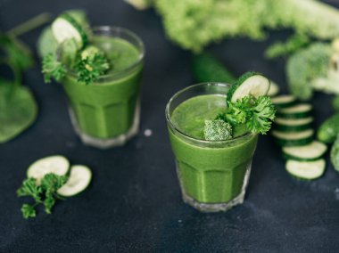 Taze ahududu meyve taze nane ile iç 