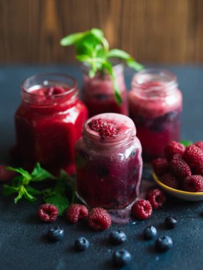 Taze ahududu meyve taze nane ile iç 