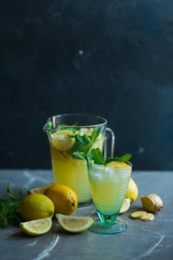 Taze ahududu meyve taze nane ile iç 